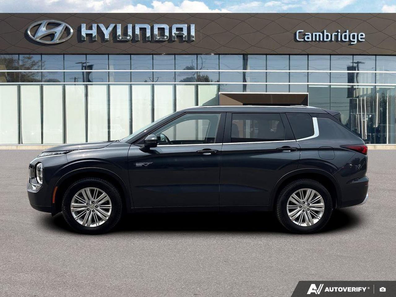 2025 Mitsubishi Outlander PHEV SE   NO ACCIDENTS EV RANGE 61KM GAS 687KM Photo