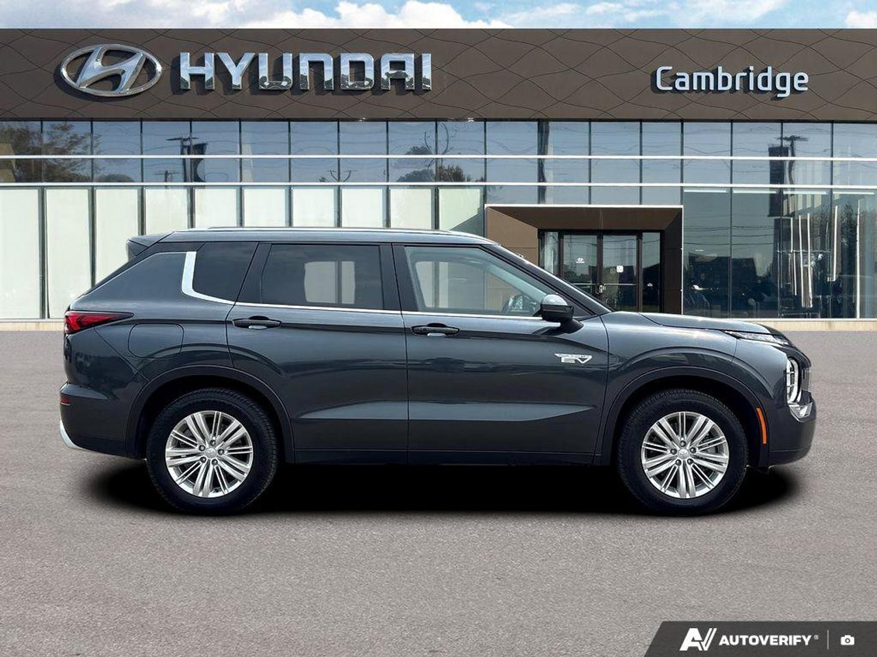 2025 Mitsubishi Outlander PHEV SE   NO ACCIDENTS EV RANGE 61KM GAS 687KM Photo