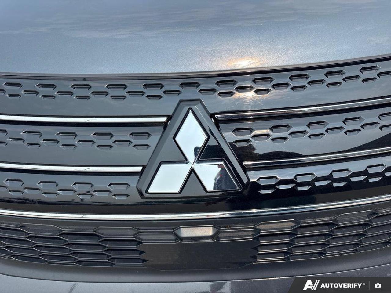 2025 Mitsubishi Outlander PHEV SE   NO ACCIDENTS EV RANGE 61KM GAS 687KM Photo