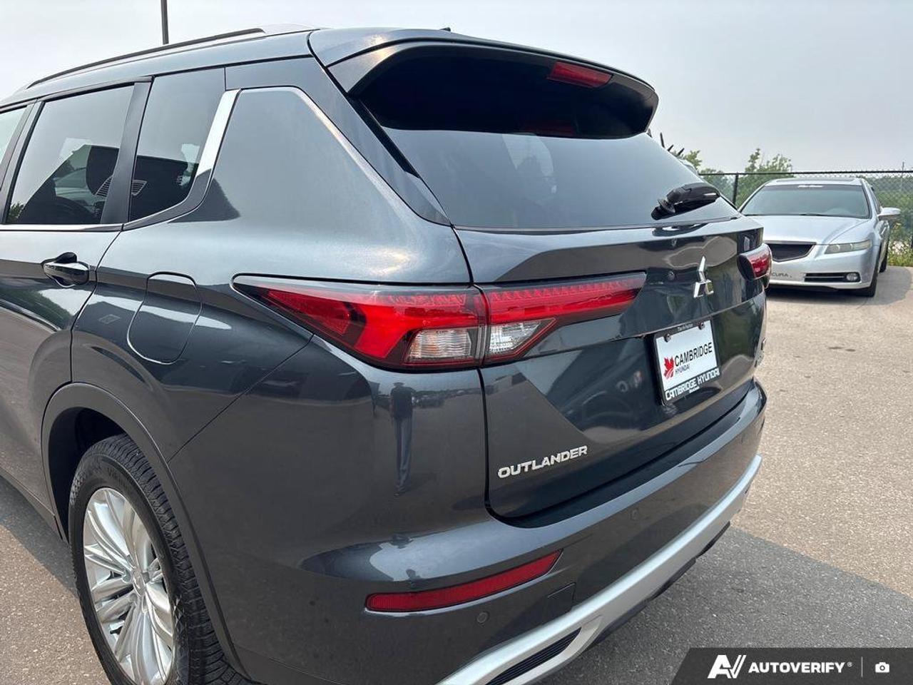 2025 Mitsubishi Outlander PHEV SE   NO ACCIDENTS EV RANGE 61KM GAS 687KM Photo