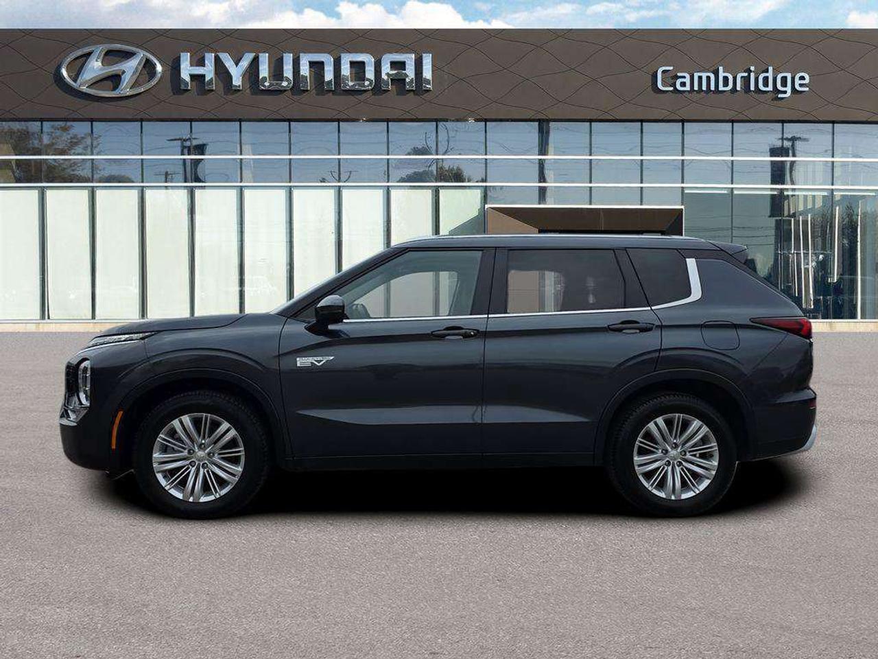 2025 Mitsubishi Outlander SE   NO ACCIDENTS EV RANGE 61KM GAS 687KM Photo3
