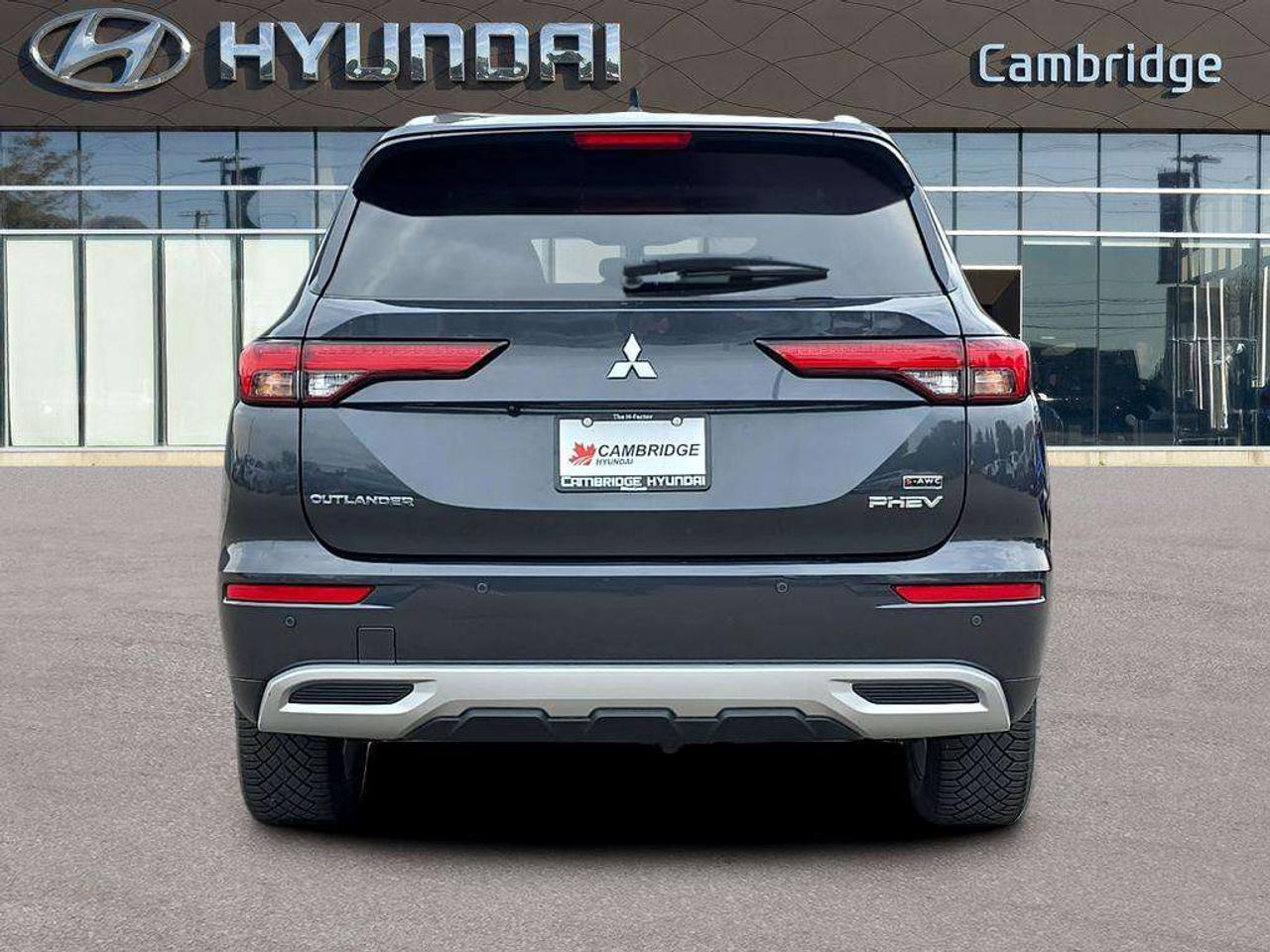 2025 Mitsubishi Outlander SE   NO ACCIDENTS EV RANGE 61KM GAS 687KM Photo