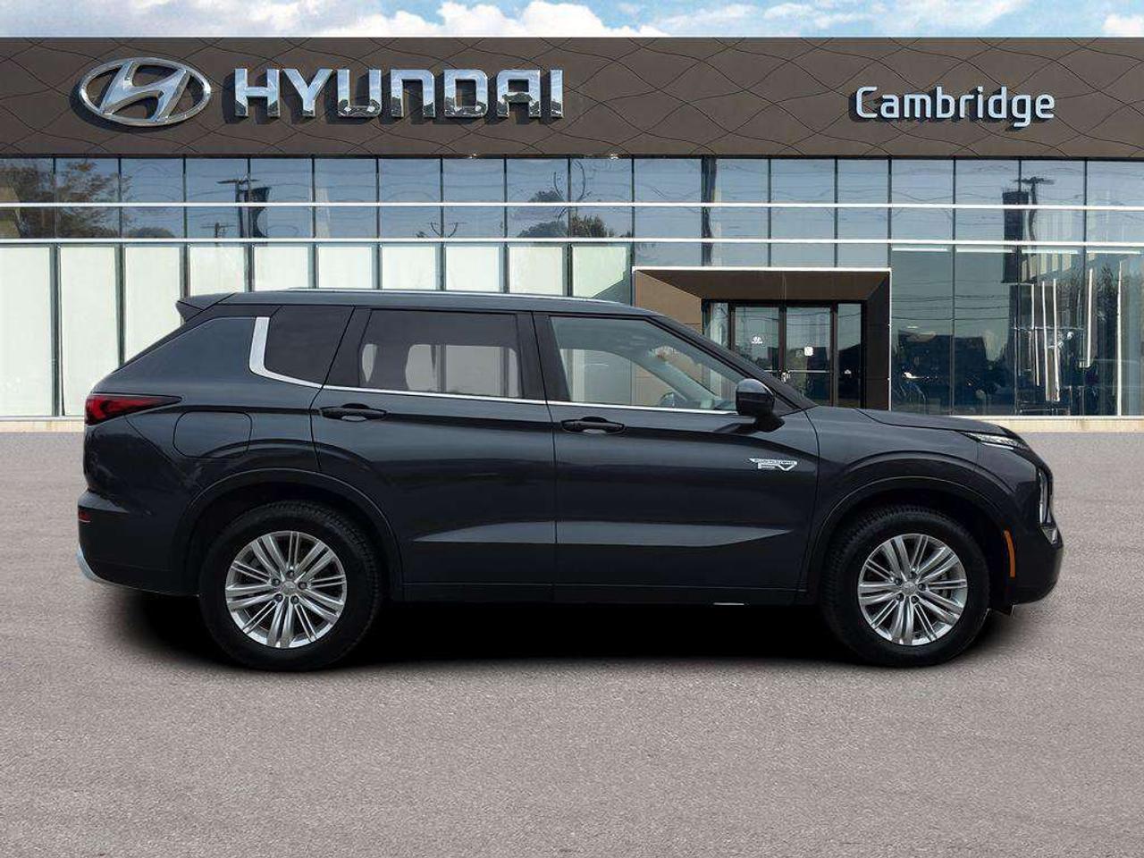 2025 Mitsubishi Outlander SE   NO ACCIDENTS EV RANGE 61KM GAS 687KM Photo