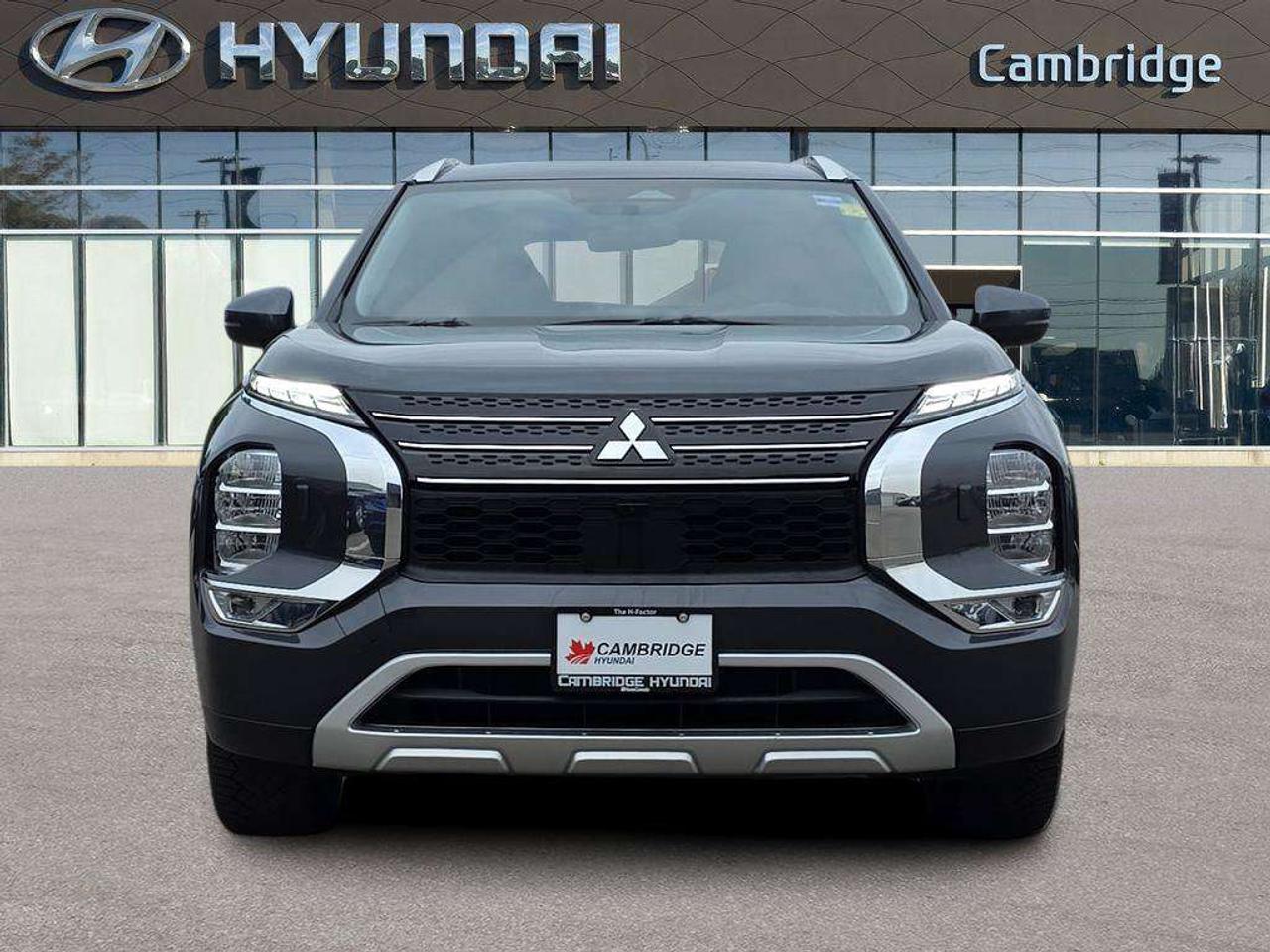 2025 Mitsubishi Outlander SE   NO ACCIDENTS EV RANGE 61KM GAS 687KM Photo