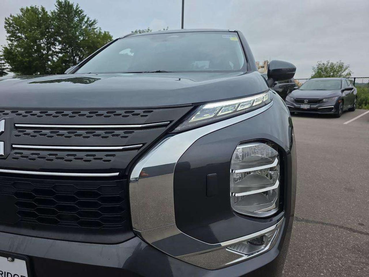 2025 Mitsubishi Outlander SE   NO ACCIDENTS EV RANGE 61KM GAS 687KM Photo