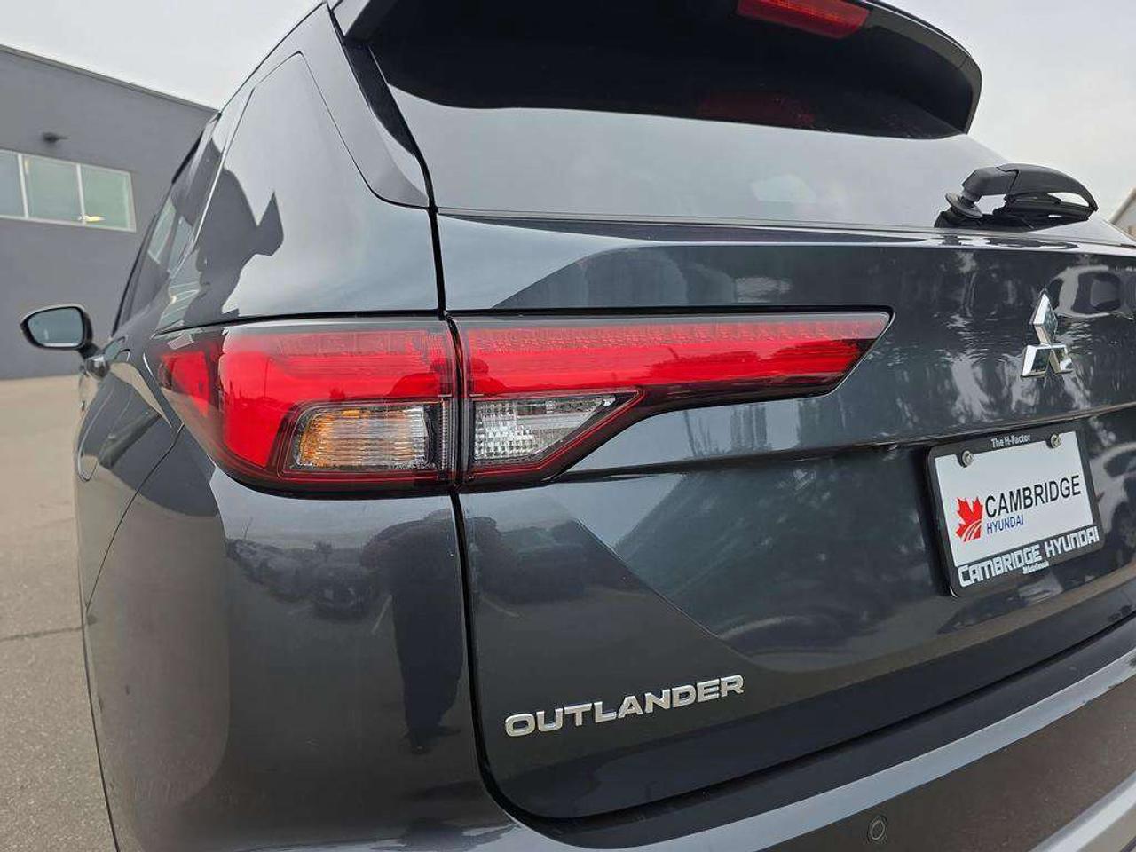 2025 Mitsubishi Outlander SE   NO ACCIDENTS EV RANGE 61KM GAS 687KM Photo