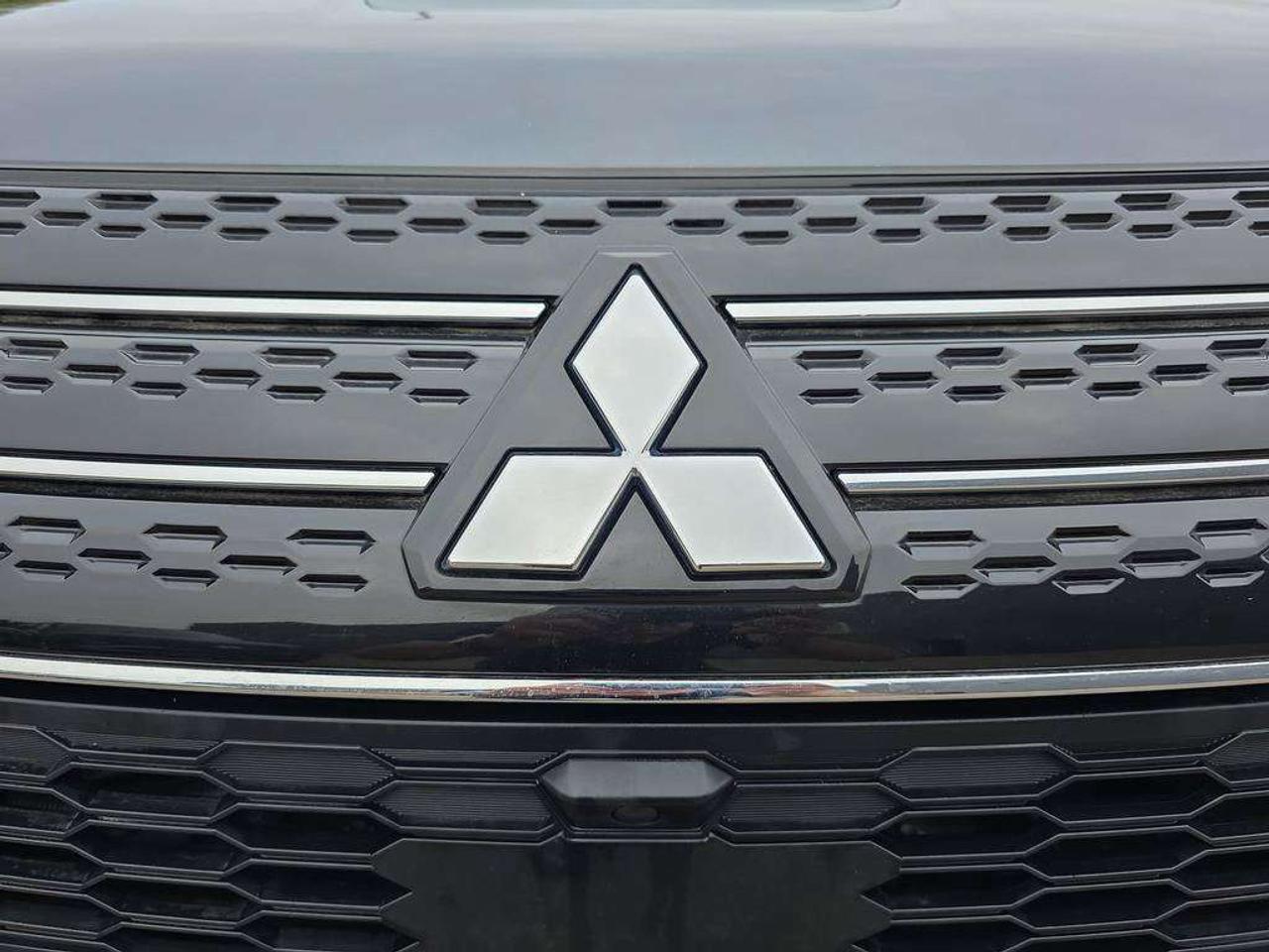 2025 Mitsubishi Outlander SE   NO ACCIDENTS EV RANGE 61KM GAS 687KM Photo