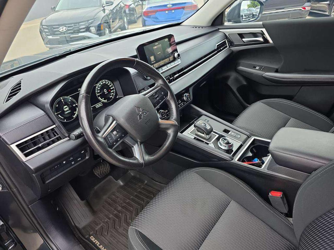 2025 Mitsubishi Outlander SE   NO ACCIDENTS EV RANGE 61KM GAS 687KM Photo