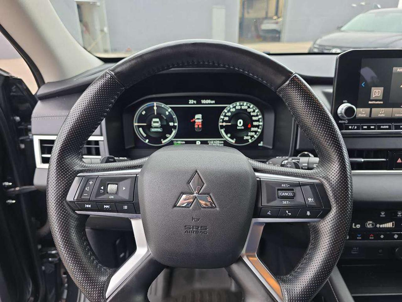2025 Mitsubishi Outlander SE   NO ACCIDENTS EV RANGE 61KM GAS 687KM Photo