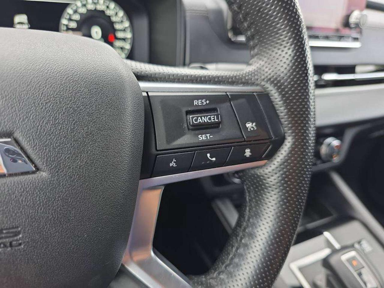 2025 Mitsubishi Outlander SE   NO ACCIDENTS EV RANGE 61KM GAS 687KM Photo