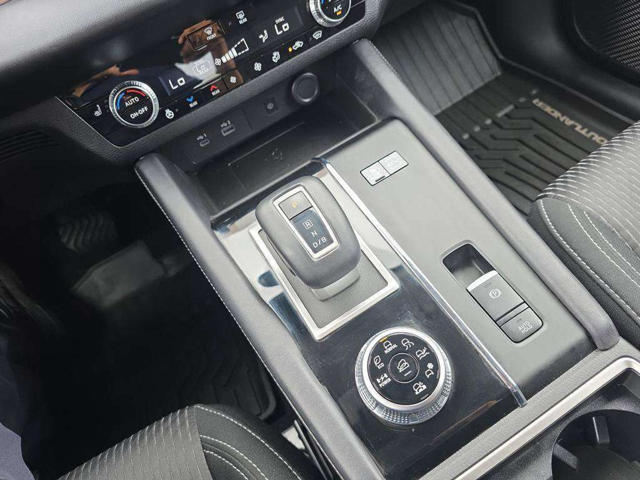 2025 Mitsubishi Outlander SE   NO ACCIDENTS EV RANGE 61KM GAS 687KM Photo