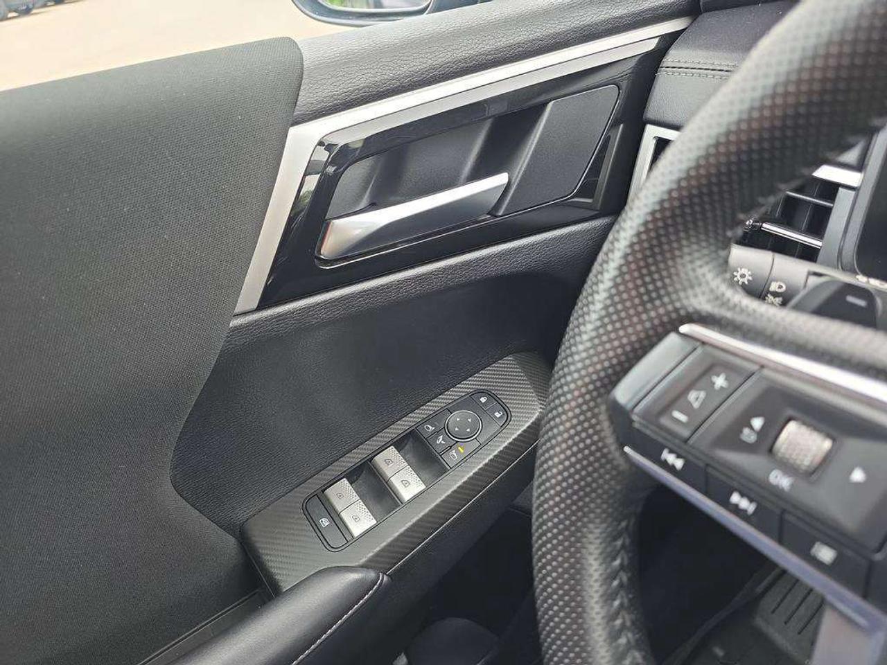 2025 Mitsubishi Outlander SE   NO ACCIDENTS EV RANGE 61KM GAS 687KM Photo