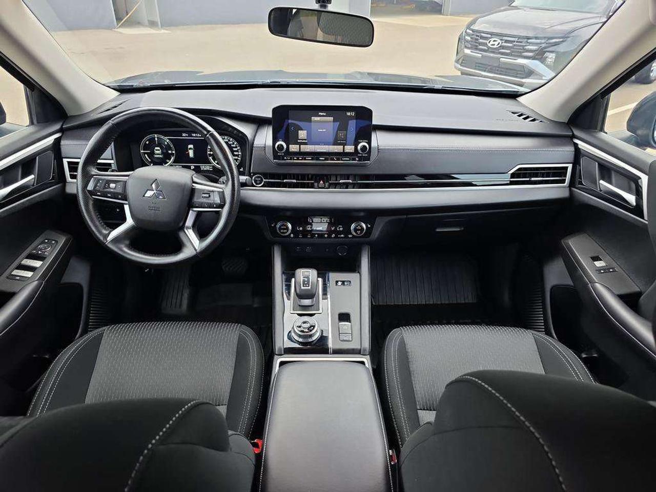2025 Mitsubishi Outlander SE   NO ACCIDENTS EV RANGE 61KM GAS 687KM Photo