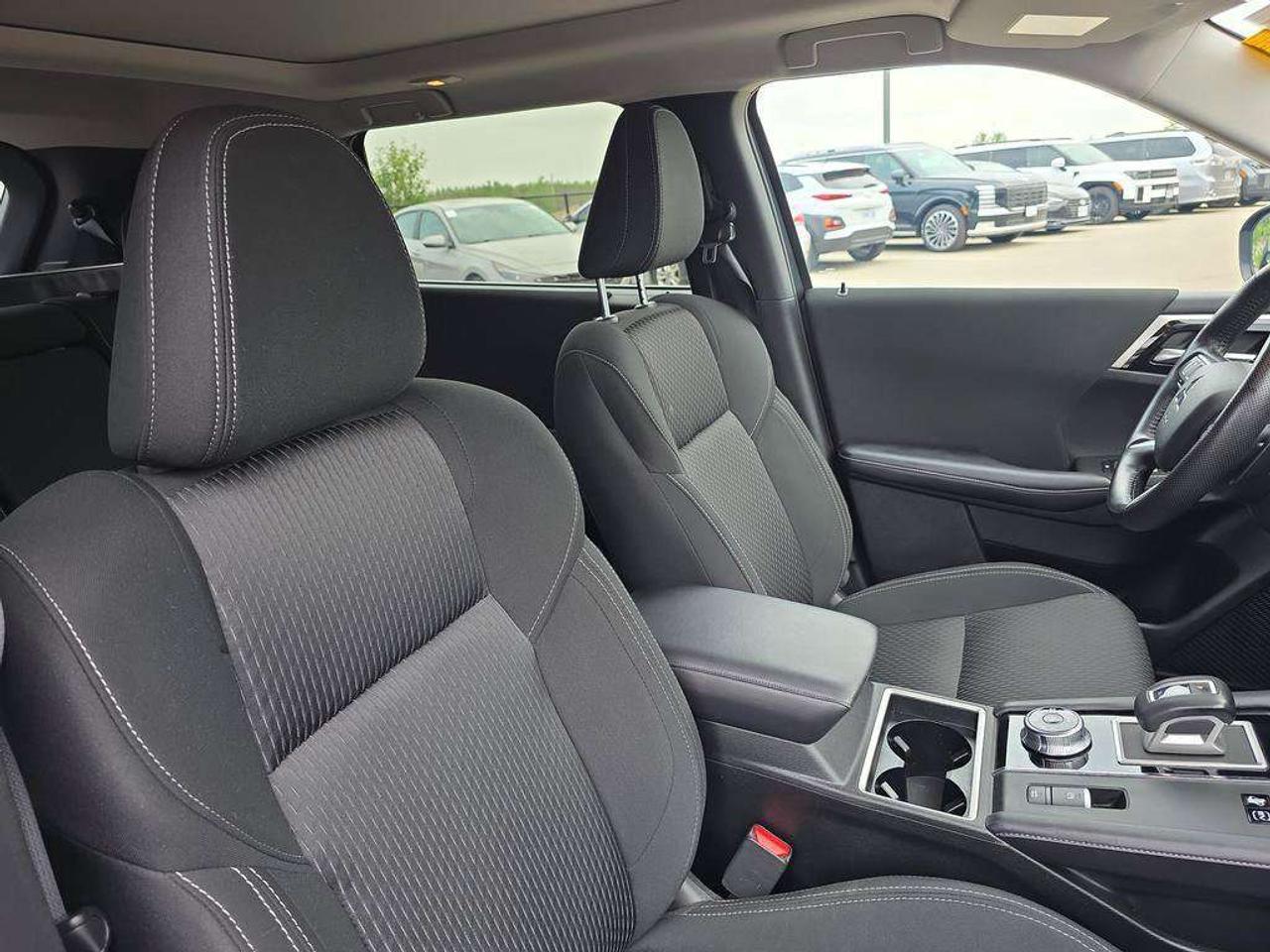 2025 Mitsubishi Outlander SE   NO ACCIDENTS EV RANGE 61KM GAS 687KM Photo