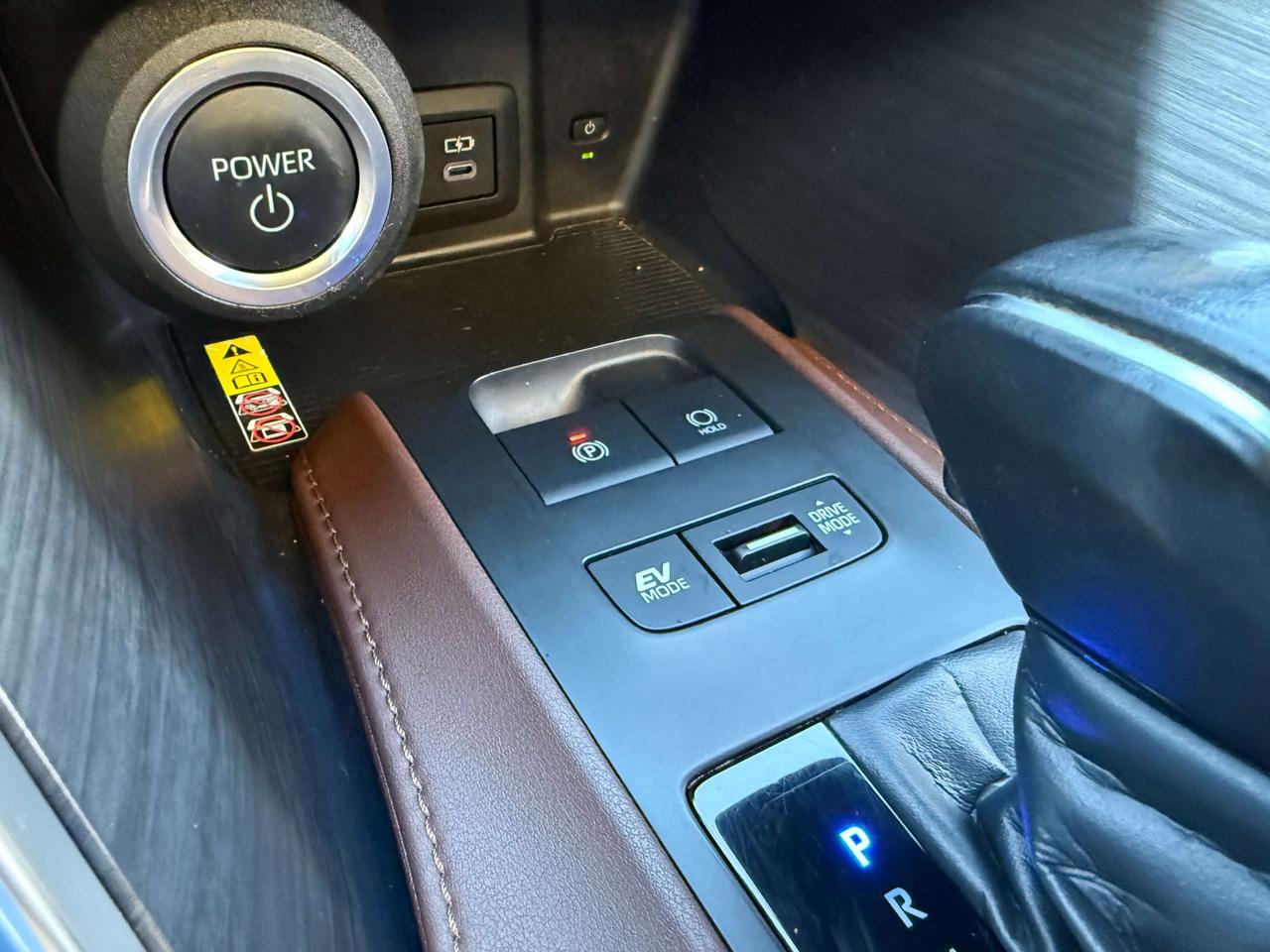 2024 Toyota Venza LIMITED AWD , ONE OWNER, PANORAMIC ROOF, LEATHER Photo