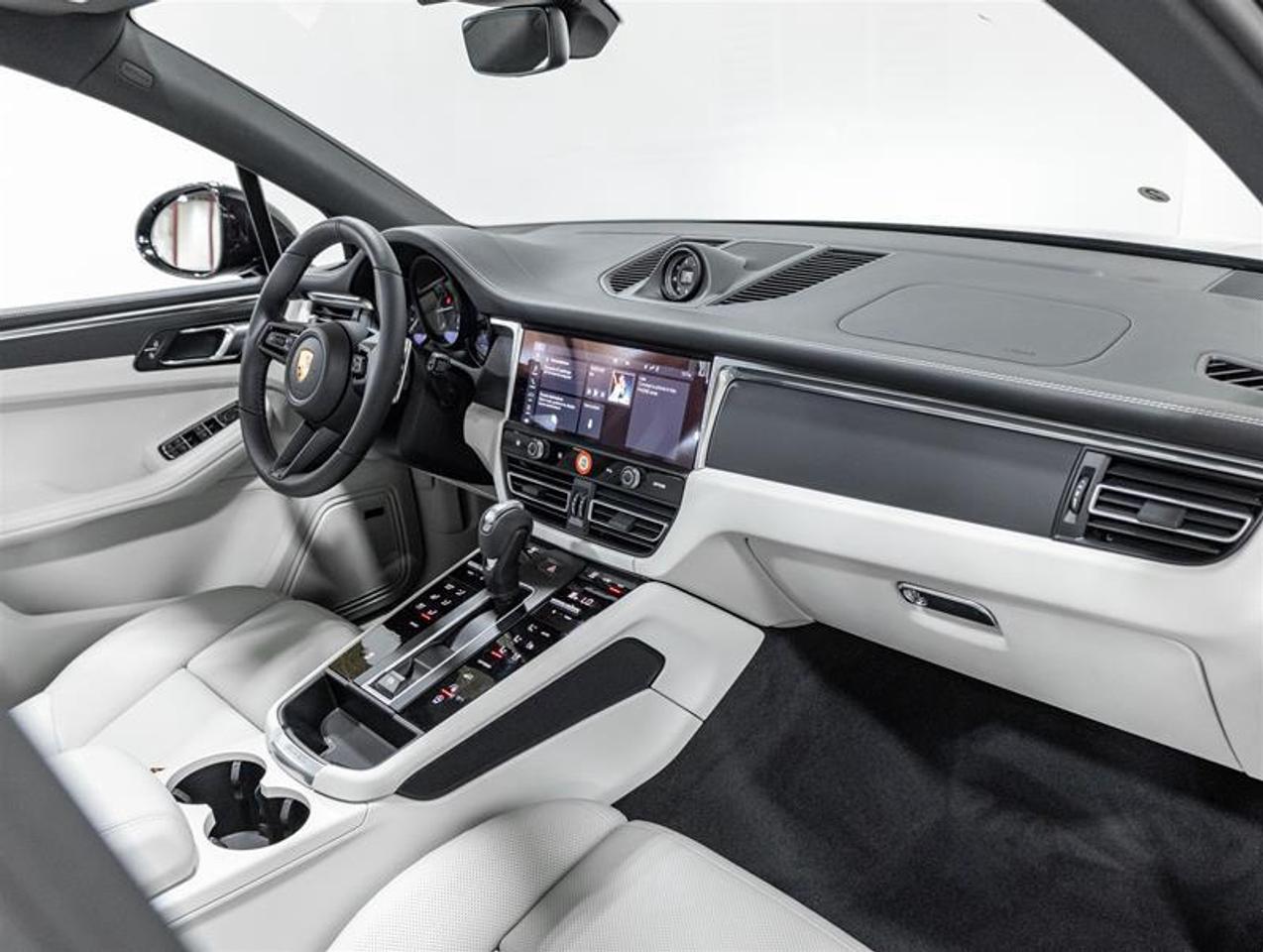 2026 Porsche Macan  Photo