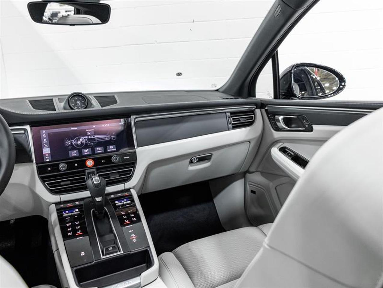 2026 Porsche Macan  Photo