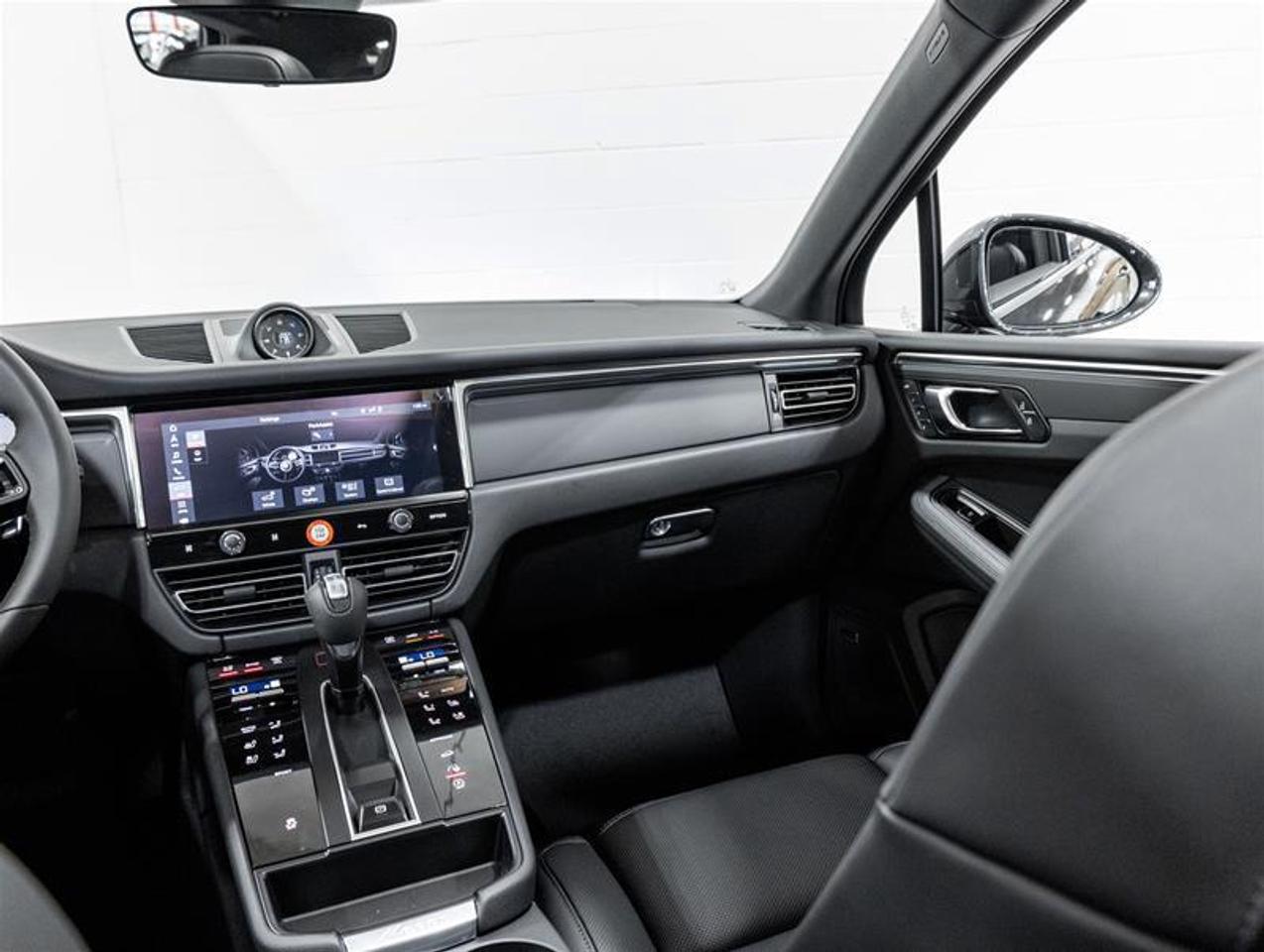 2026 Porsche Macan  Photo