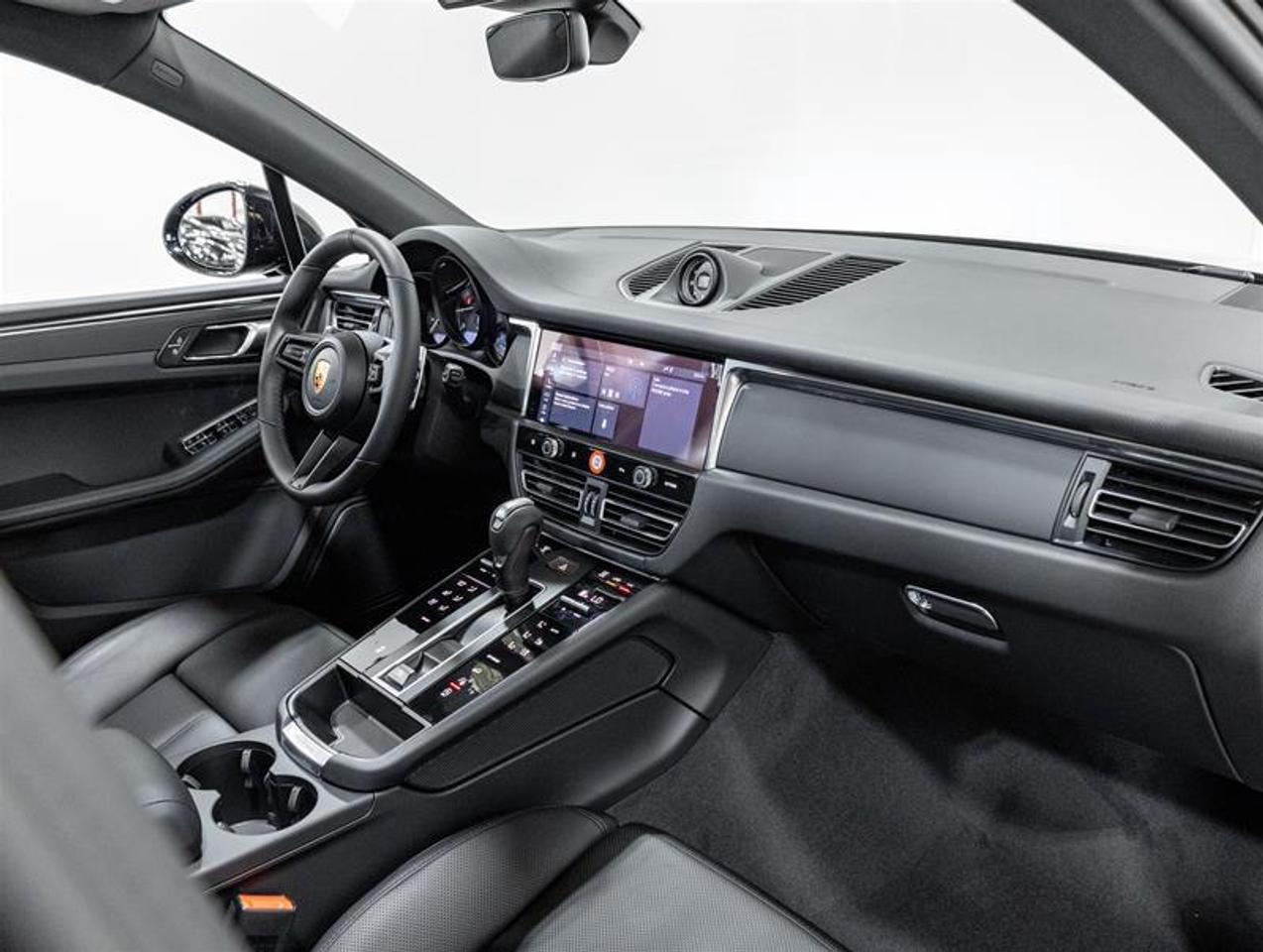 2026 Porsche Macan  Photo