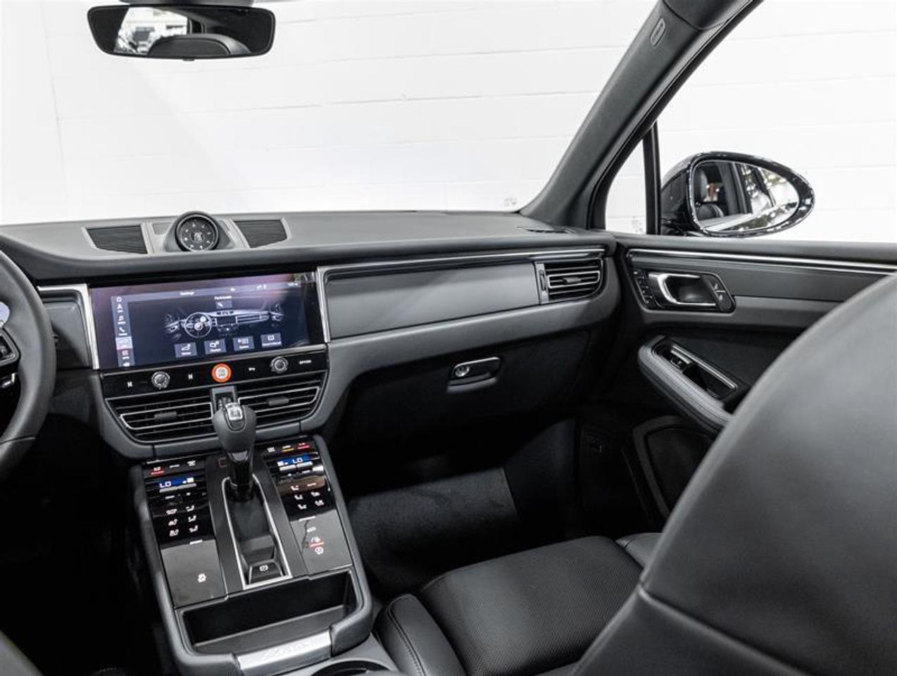 2026 Porsche Macan  Photo