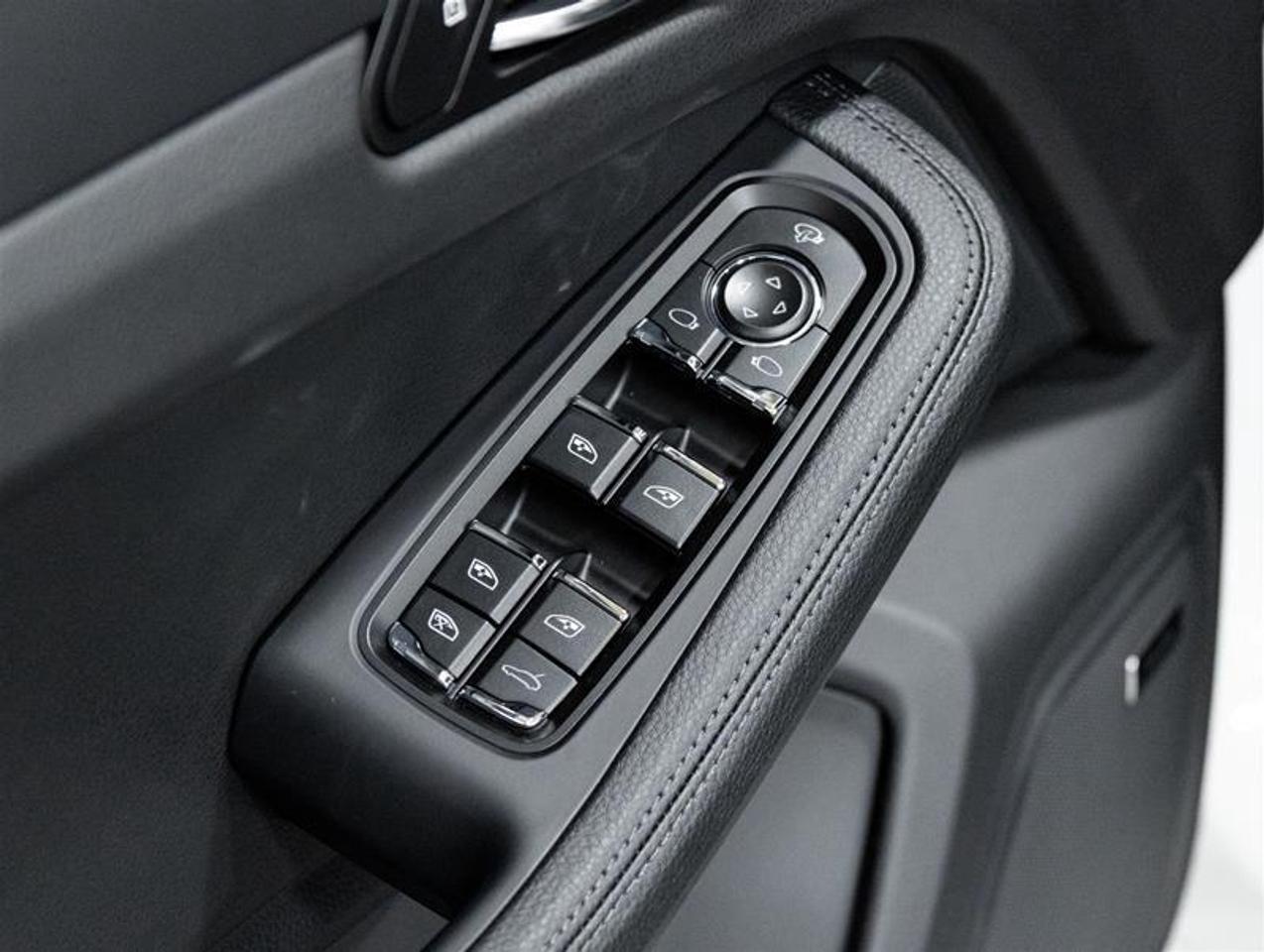2026 Porsche Macan  Photo