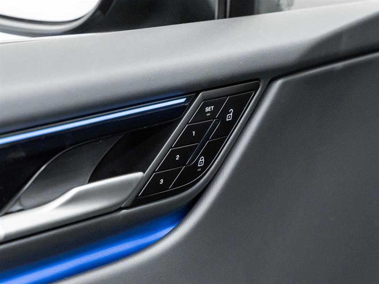 2025 Porsche Macan  Photo