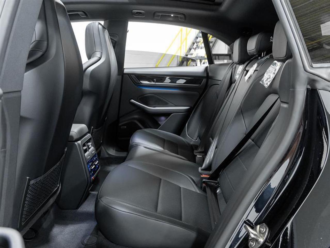 2025 Porsche Macan  Photo