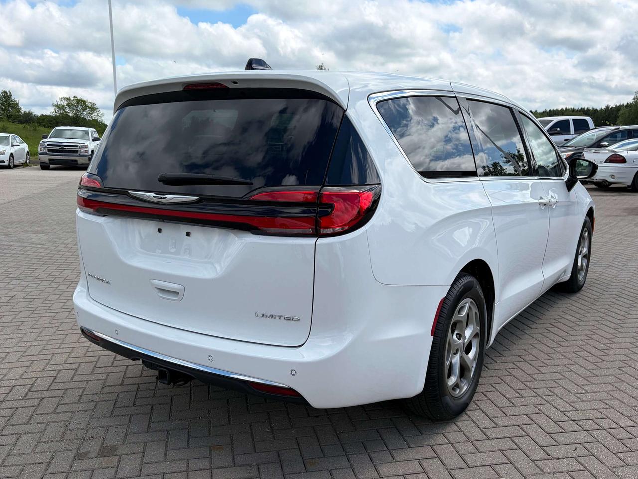 2024 Chrysler Pacifica Limited   Nav   Pano Roof   Blu-Ray/DVD   Tow Pkg. Photo3