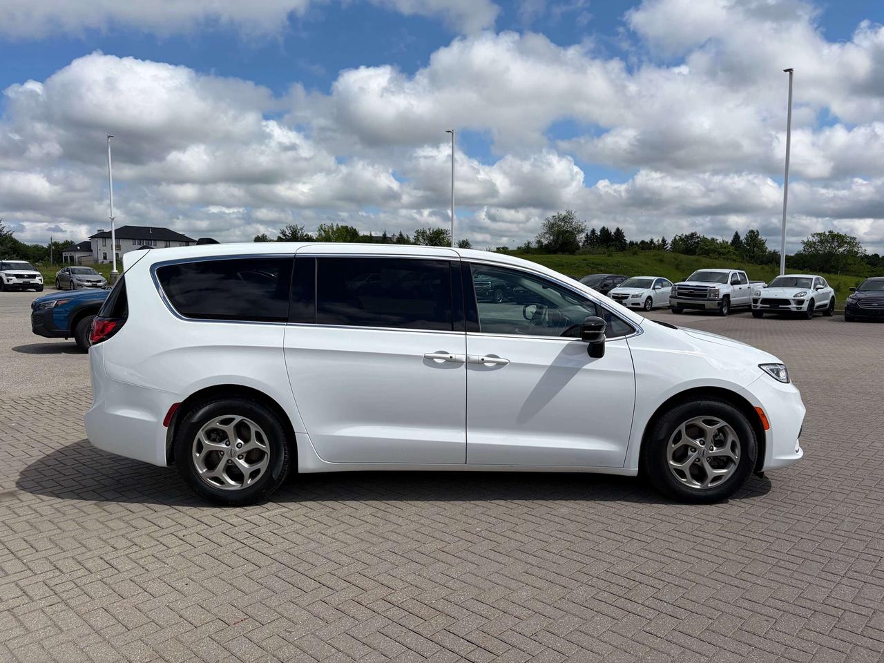 2024 Chrysler Pacifica Limited   Nav   Pano Roof   Blu-Ray/DVD   Tow Pkg. Photo