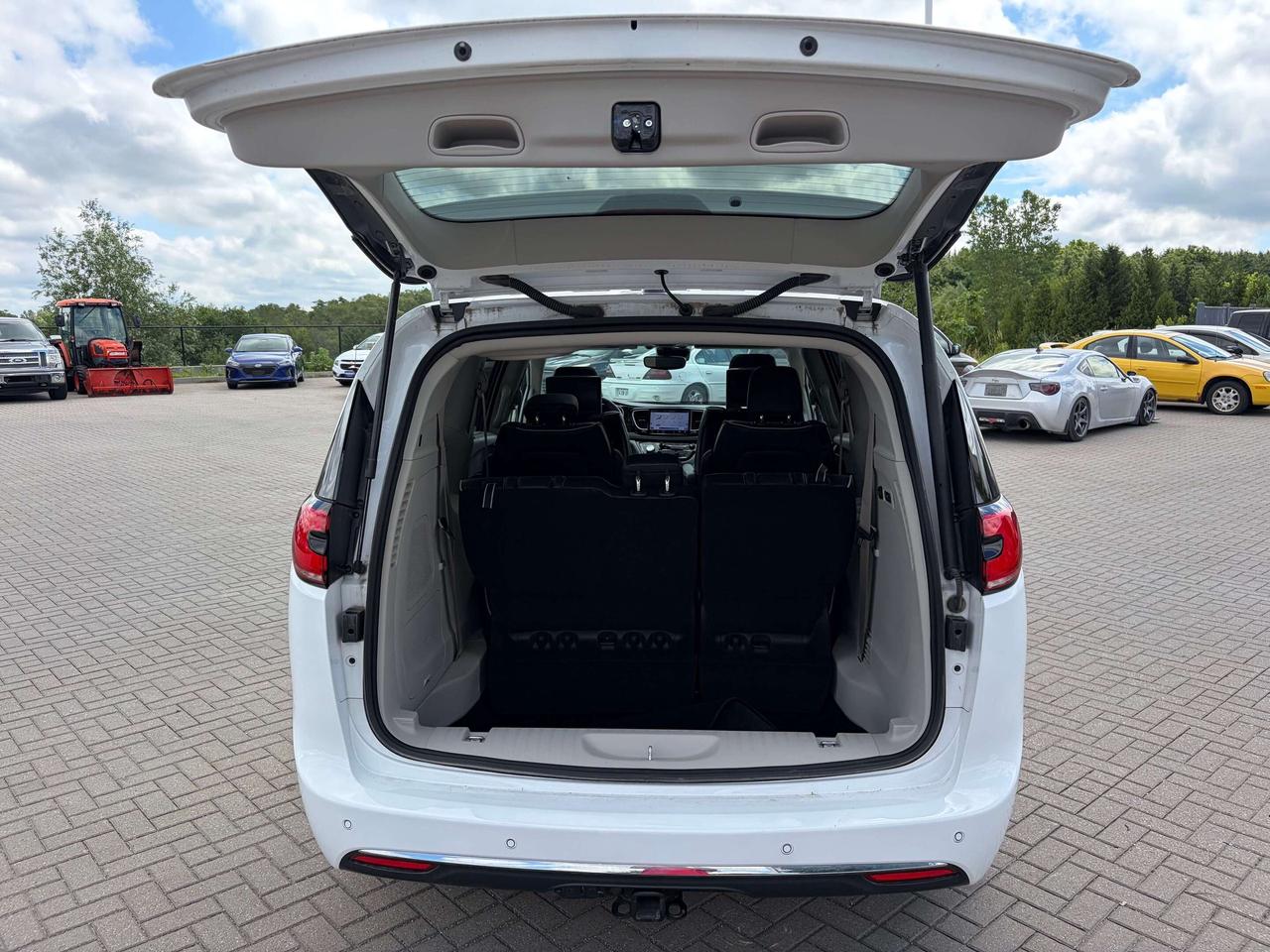 2024 Chrysler Pacifica Limited   Nav   Pano Roof   Blu-Ray/DVD   Tow Pkg. Photo