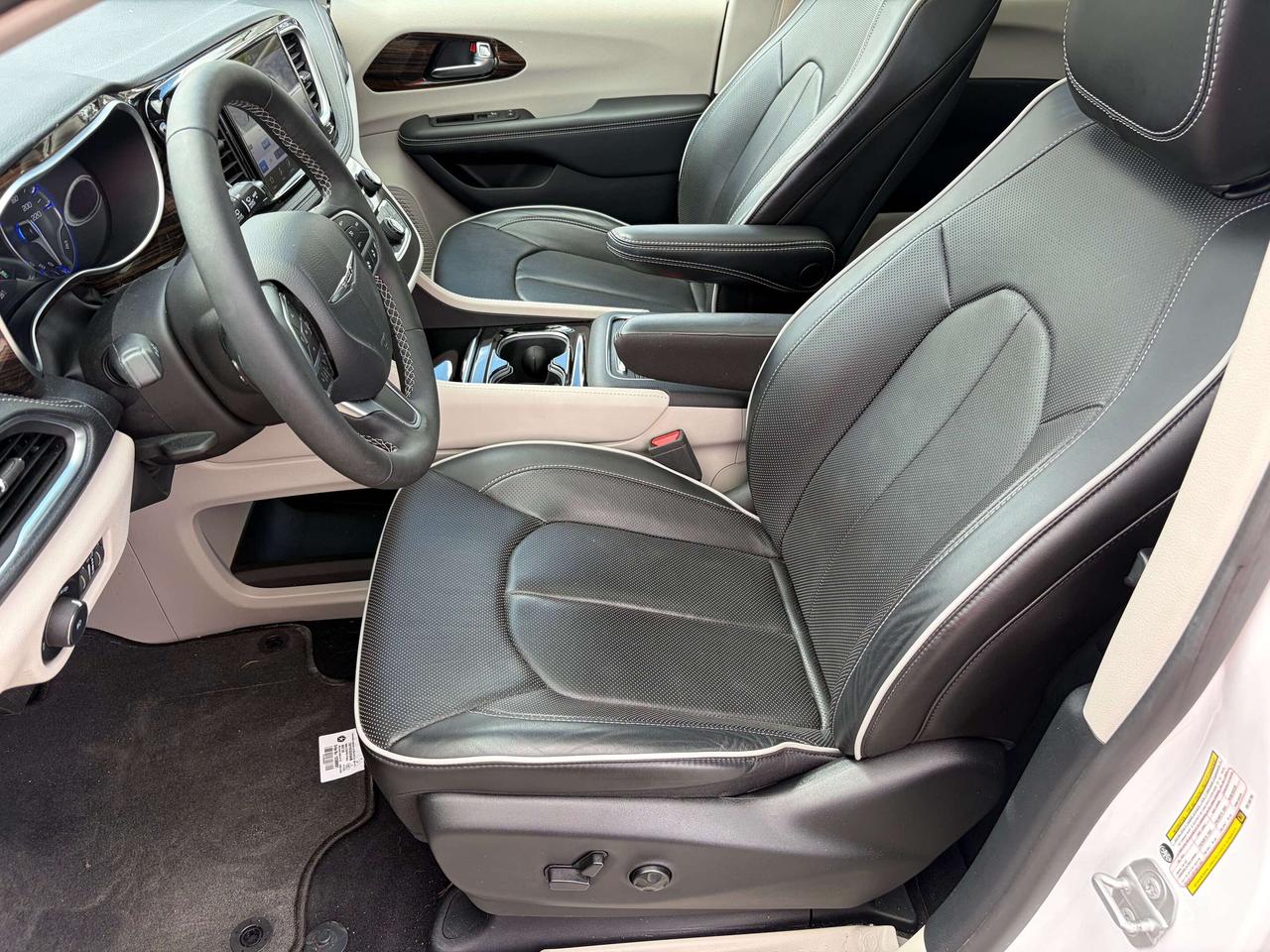 2024 Chrysler Pacifica Limited   Nav   Pano Roof   Blu-Ray/DVD   Tow Pkg. Photo