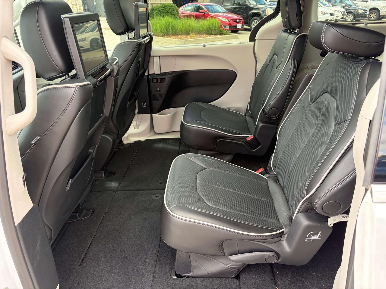 2024 Chrysler Pacifica Limited   Nav   Pano Roof   Blu-Ray/DVD   Tow Pkg. Photo