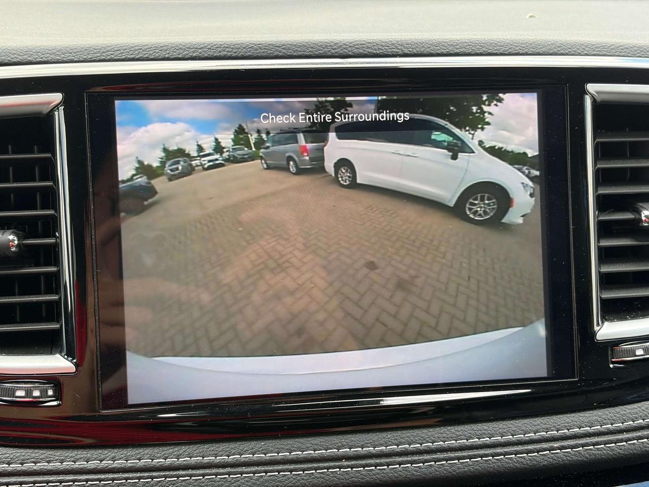 2024 Chrysler Pacifica Limited   Nav   Pano Roof   Blu-Ray/DVD   Tow Pkg. Photo