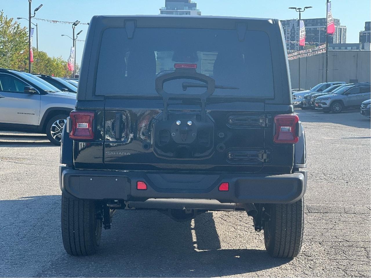 2025 Jeep Wrangler Sahara w/Technology Group, Tubular Steps Photo4
