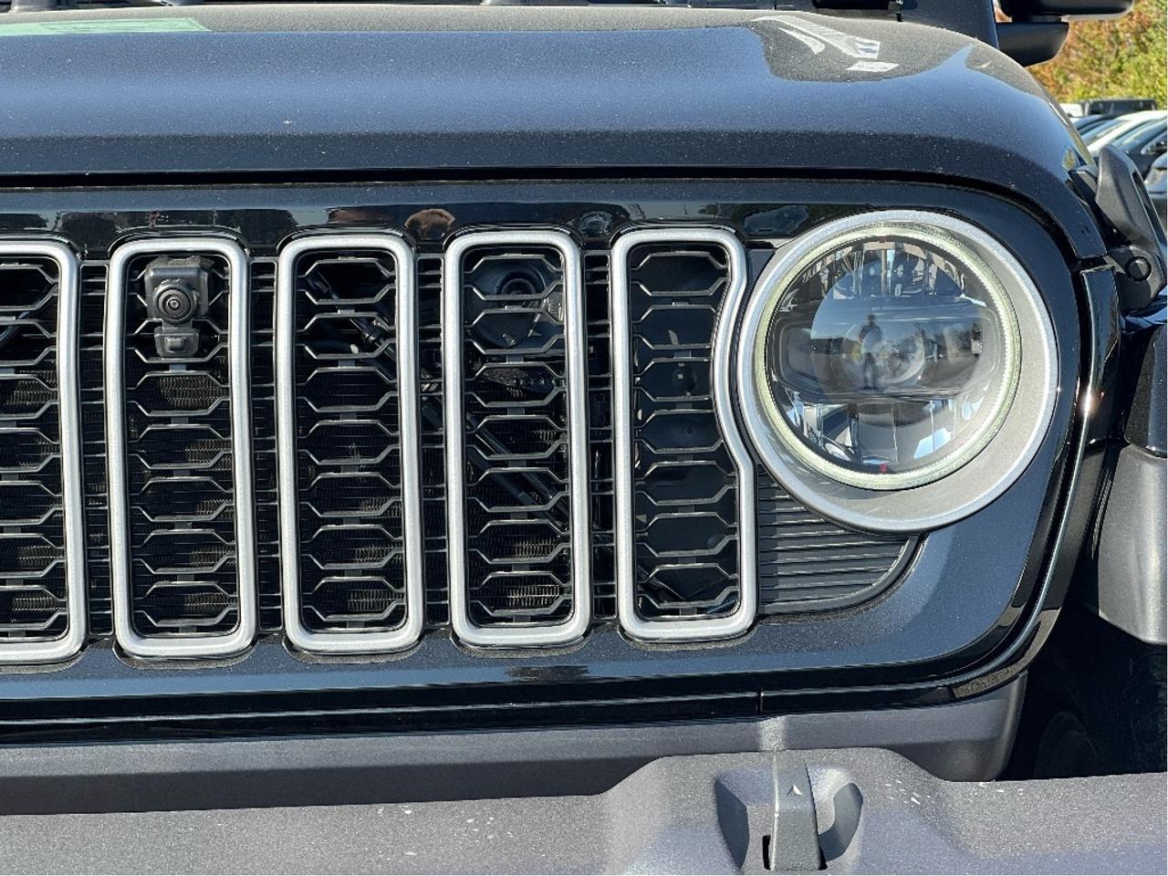 2025 Jeep Wrangler Sahara w/Technology Group, Tubular Steps Photo
