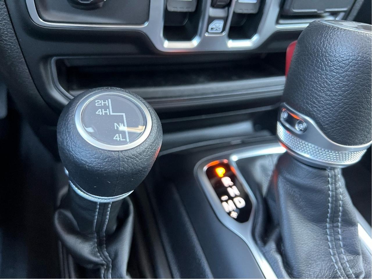 2025 Jeep Wrangler Sahara w/Technology Group, Tubular Steps Photo