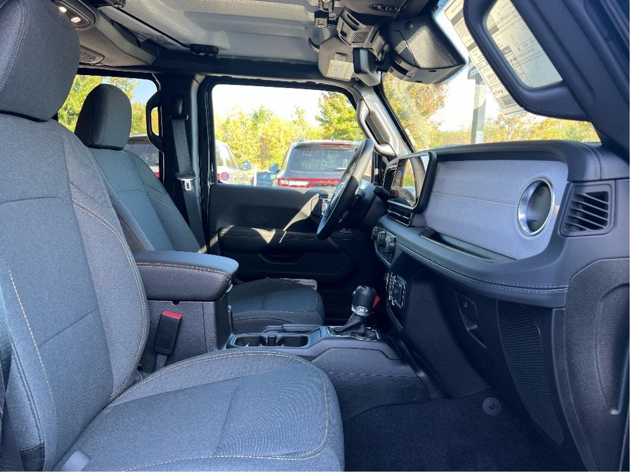 2025 Jeep Wrangler Sahara w/Technology Group, Tubular Steps Photo