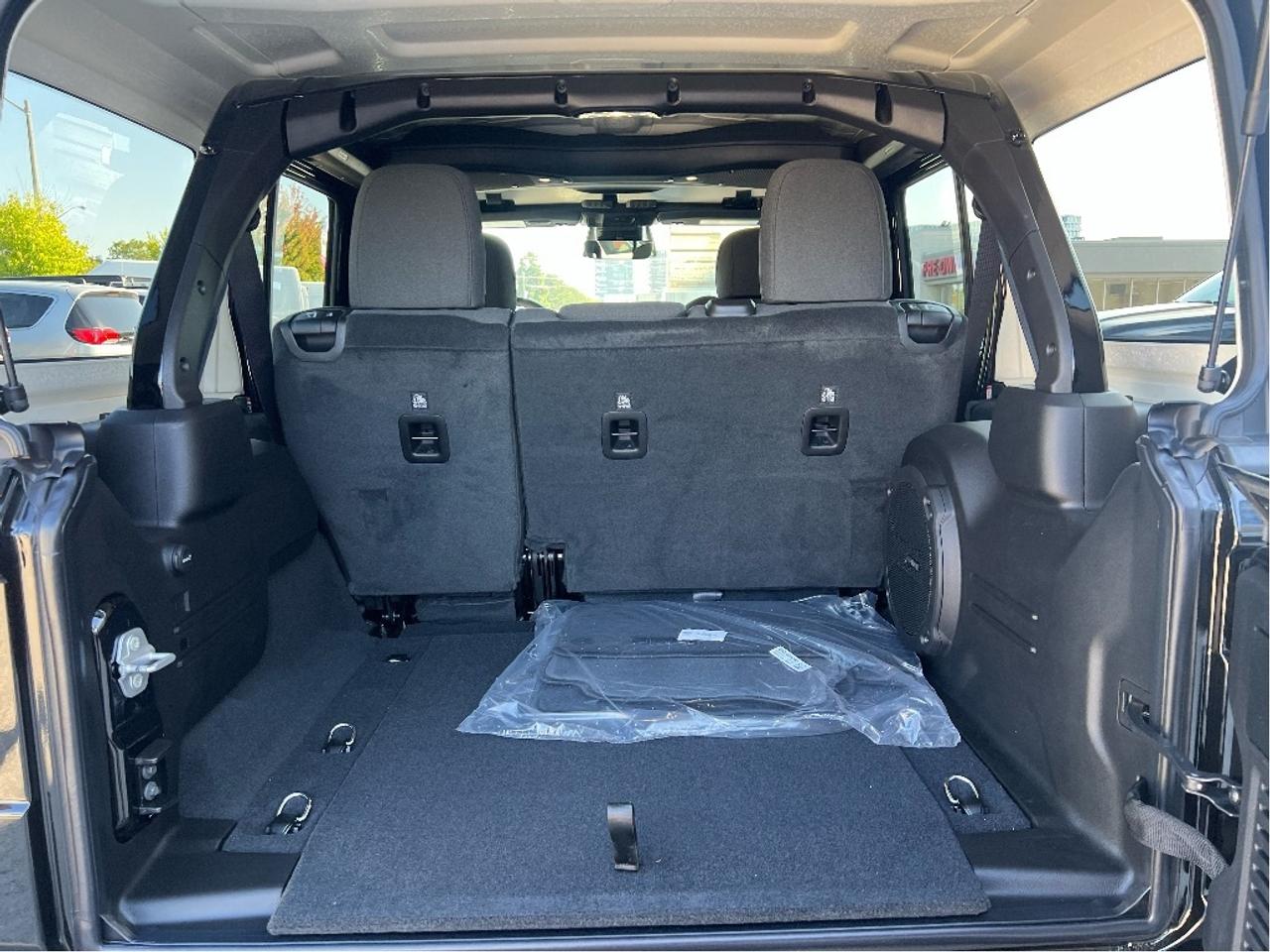 2025 Jeep Wrangler Sahara w/Technology Group, Tubular Steps Photo
