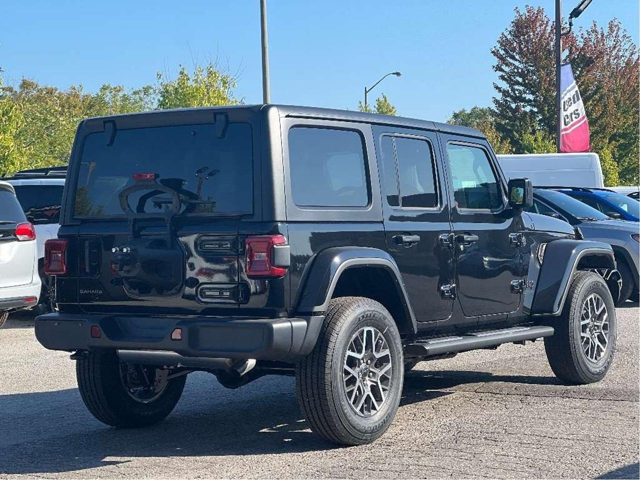 2025 Jeep Wrangler Sahara w/Technology Group, Tubular Steps Photo