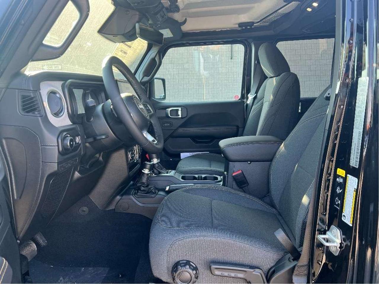 2025 Jeep Wrangler Sahara w/Technology Group, Tubular Steps Photo
