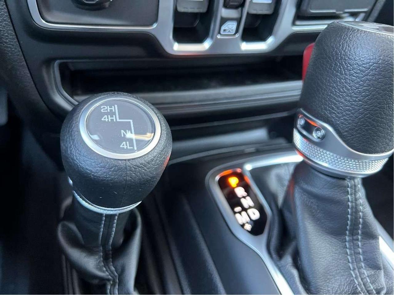 2025 Jeep Wrangler Sahara w/Technology Group, Tubular Steps Photo