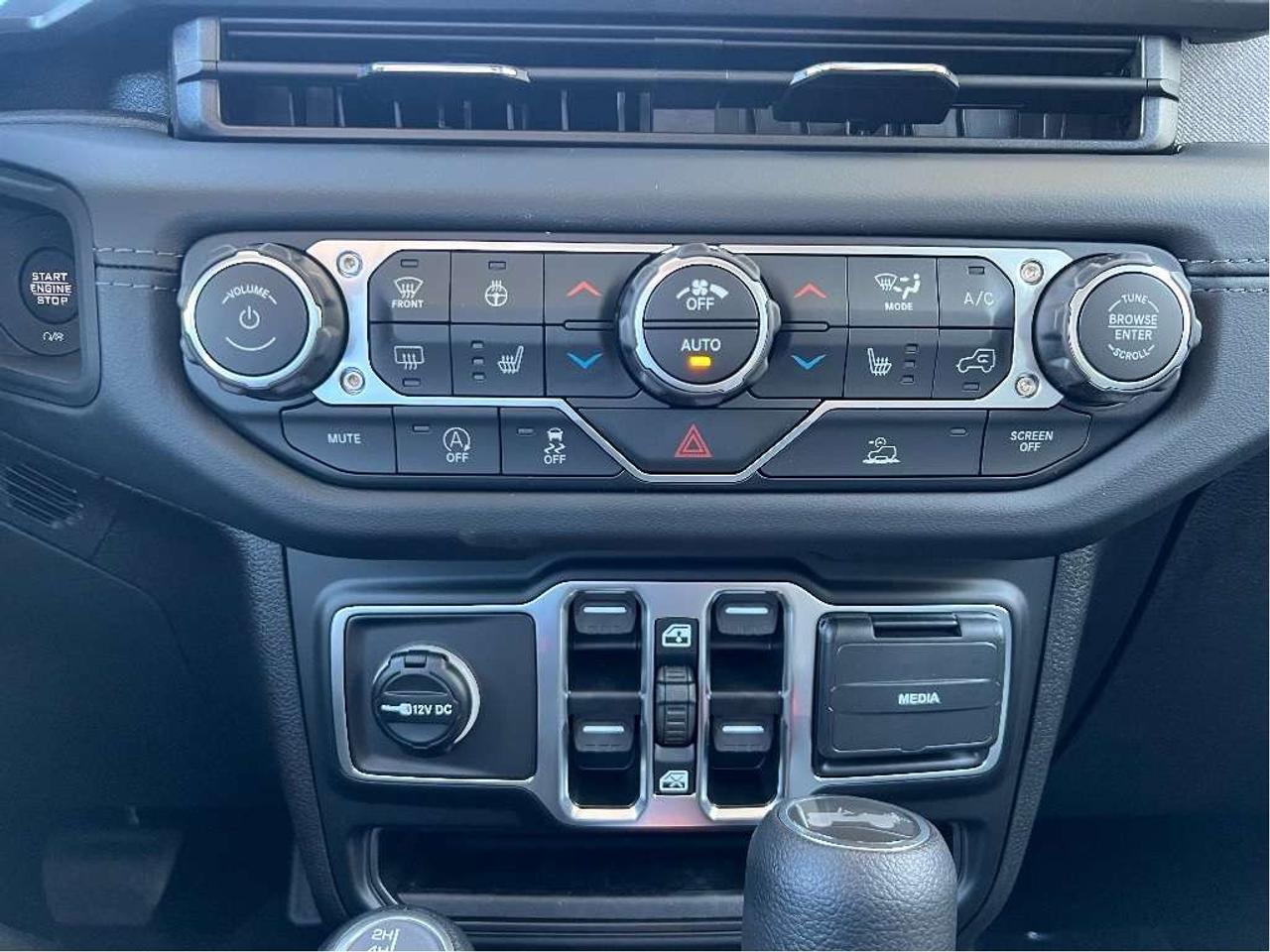 2025 Jeep Wrangler Sahara w/Technology Group, Tubular Steps Photo