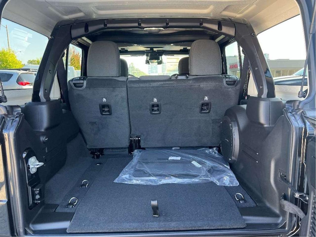 2025 Jeep Wrangler Sahara w/Technology Group, Tubular Steps Photo