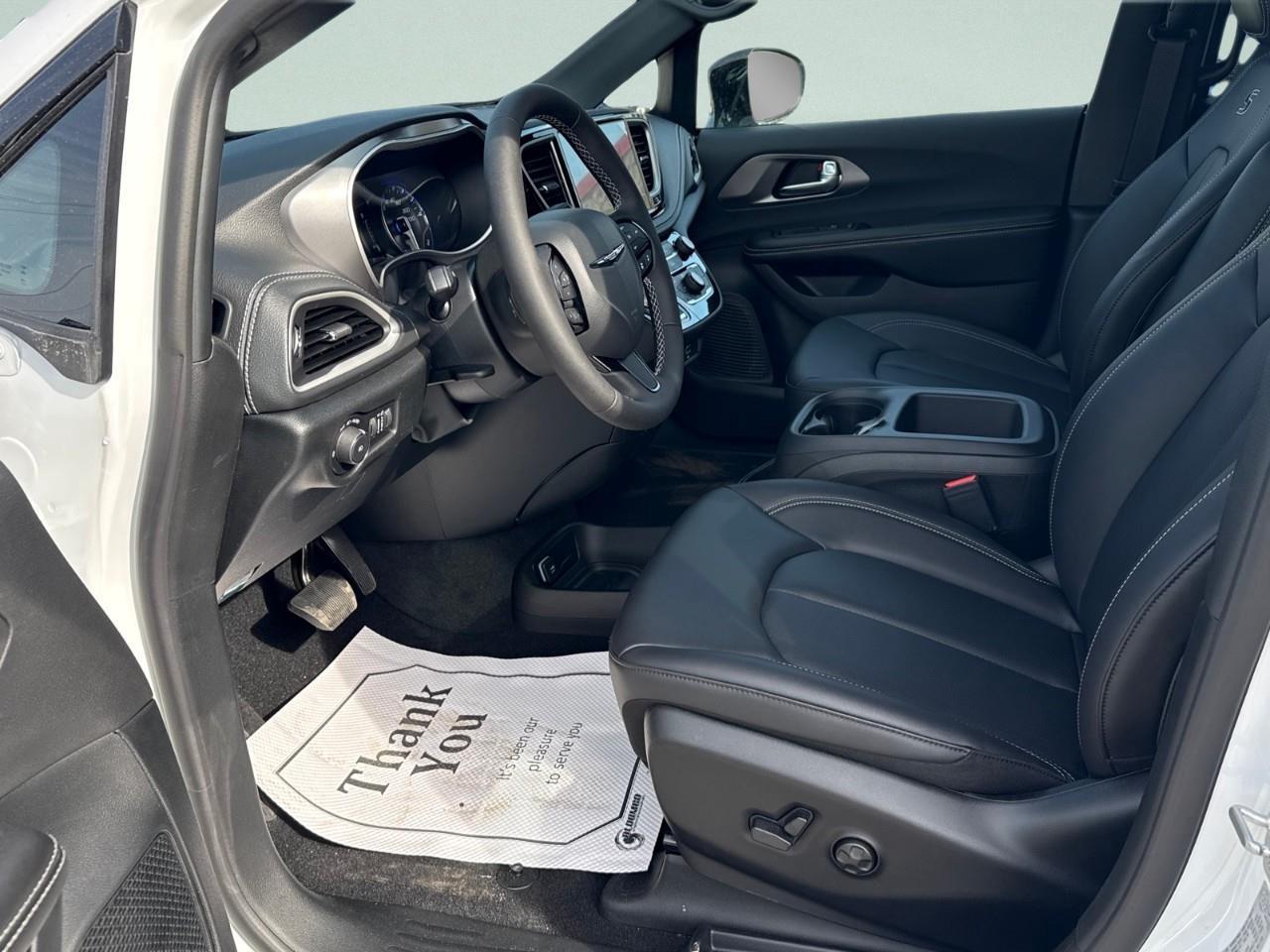 2026 Chrysler Pacifica Select AWD Photo