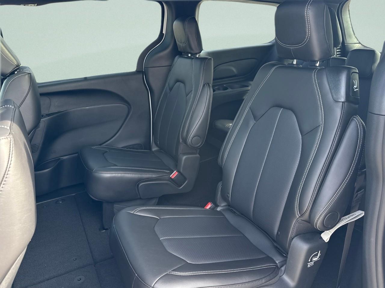 2026 Chrysler Pacifica Select AWD Photo