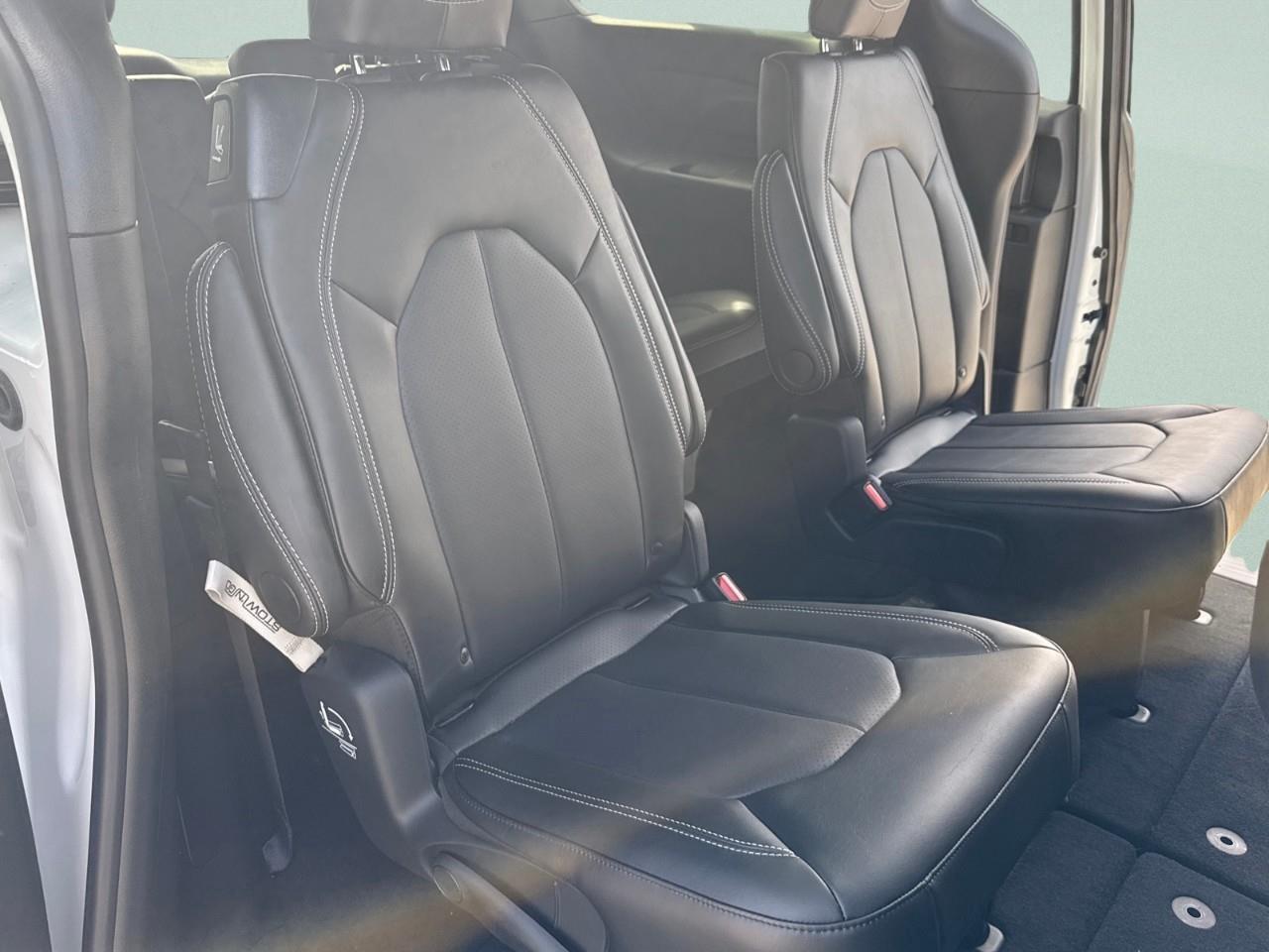 2026 Chrysler Pacifica Select AWD Photo