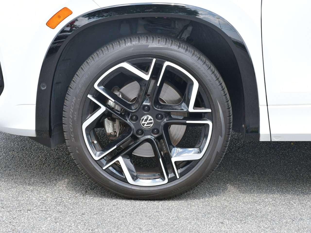 2025 Volkswagen Tiguan R-LINE,  FULLY LOADED, LIKE NEW Photo