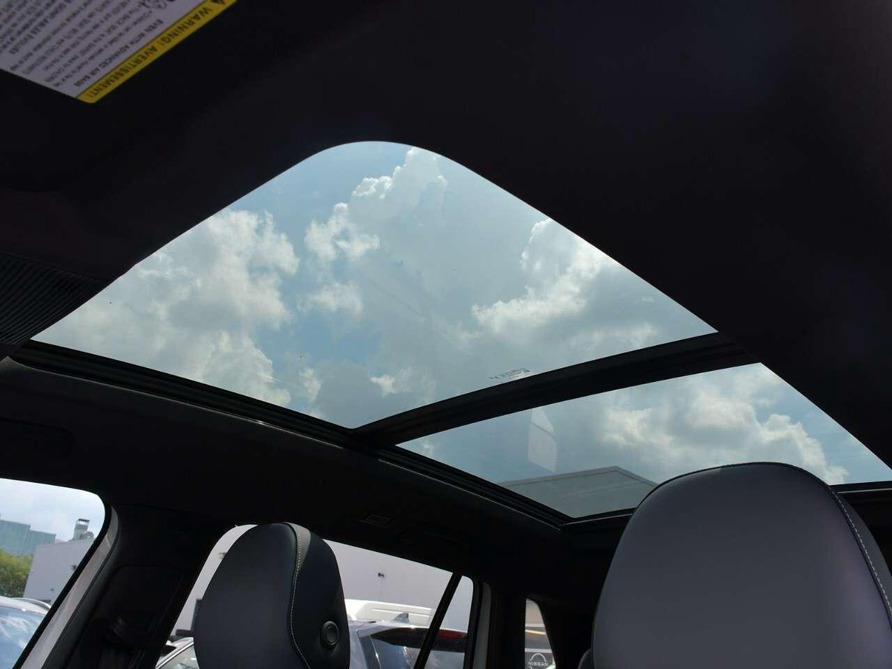 2025 Volkswagen Tiguan R-LINE,  FULLY LOADED, LIKE NEW Photo