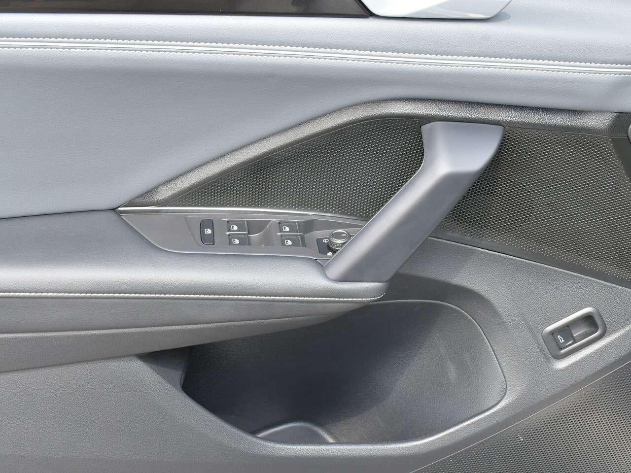 2025 Volkswagen Tiguan R-LINE,  FULLY LOADED, LIKE NEW Photo