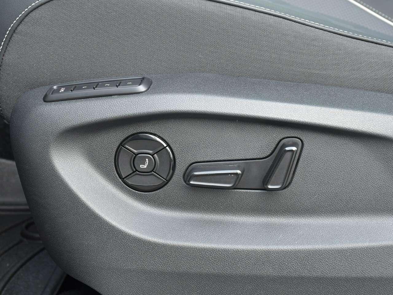 2025 Volkswagen Tiguan R-LINE,  FULLY LOADED, LIKE NEW Photo